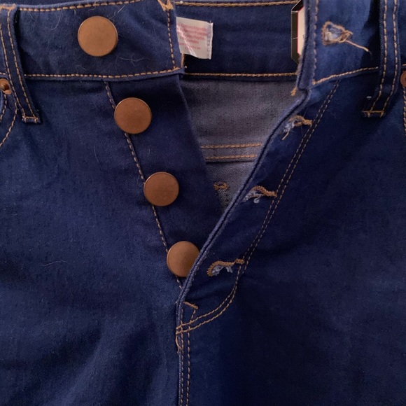 NWT Juniors jeans size 9. - Picture 2 of 5